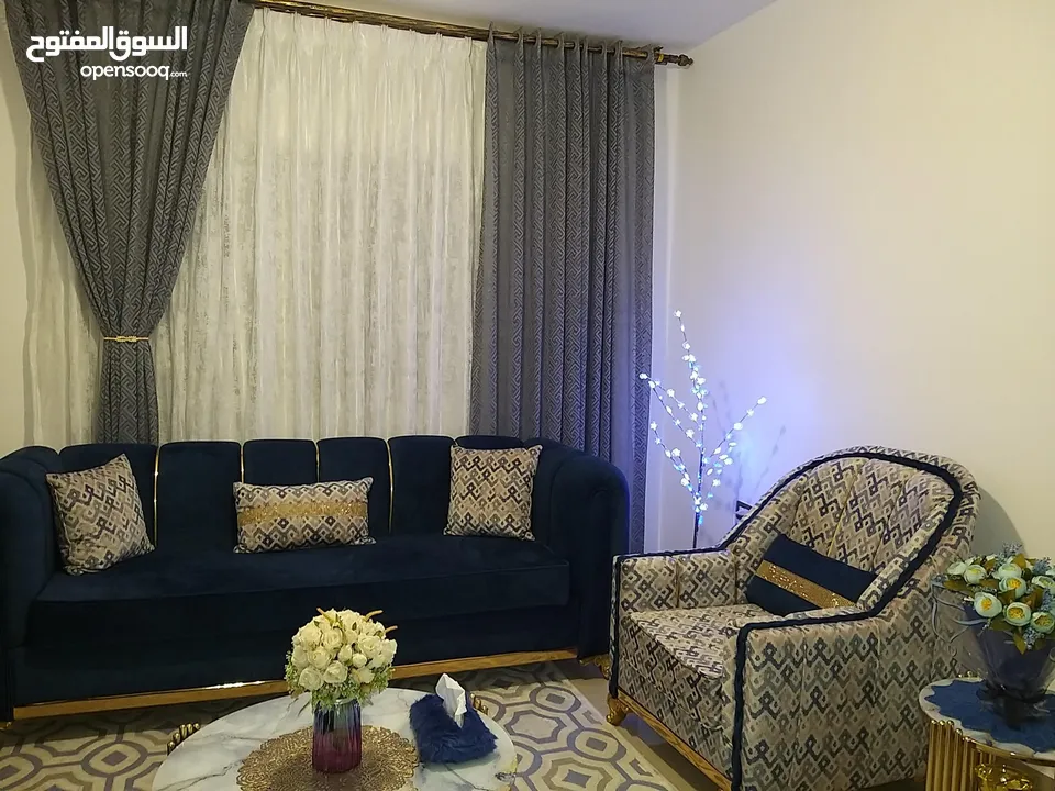 أثاث نظيف ( غرفة نوم ، غرفة جلوس ، غرفة ضيوف مع سفره ) شبه جديد