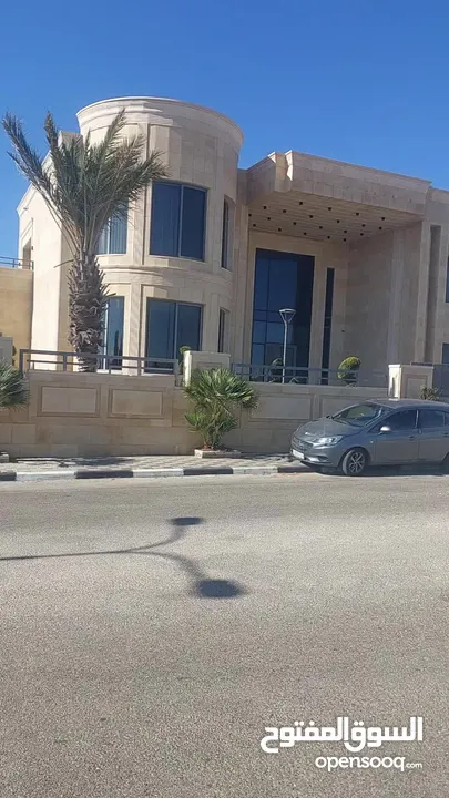 ارض سكن فلل غي سرده قرب الحي الدبلوماسي قمة جبل