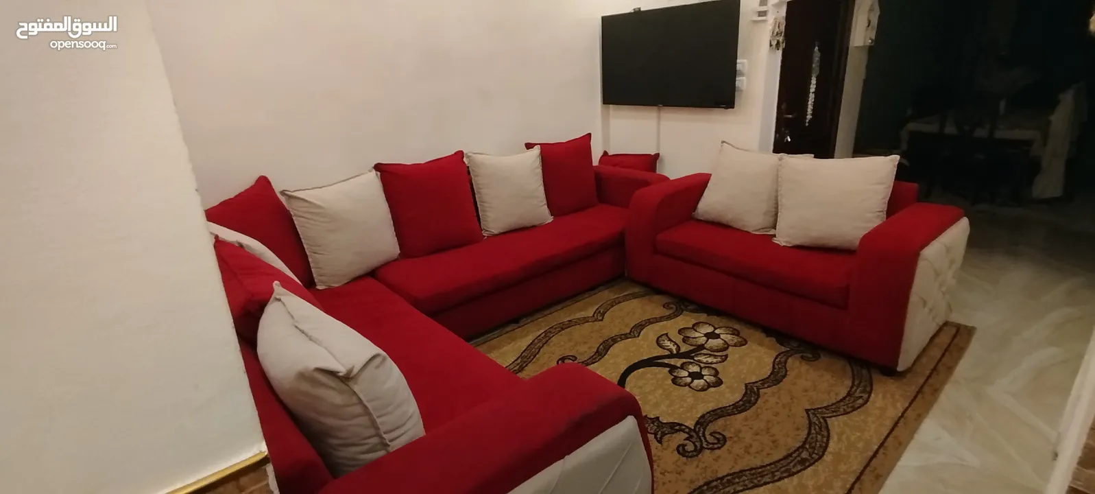 طقم كورنر 9  مقاعد بحالة جيدة جدا لون خمري وبيج