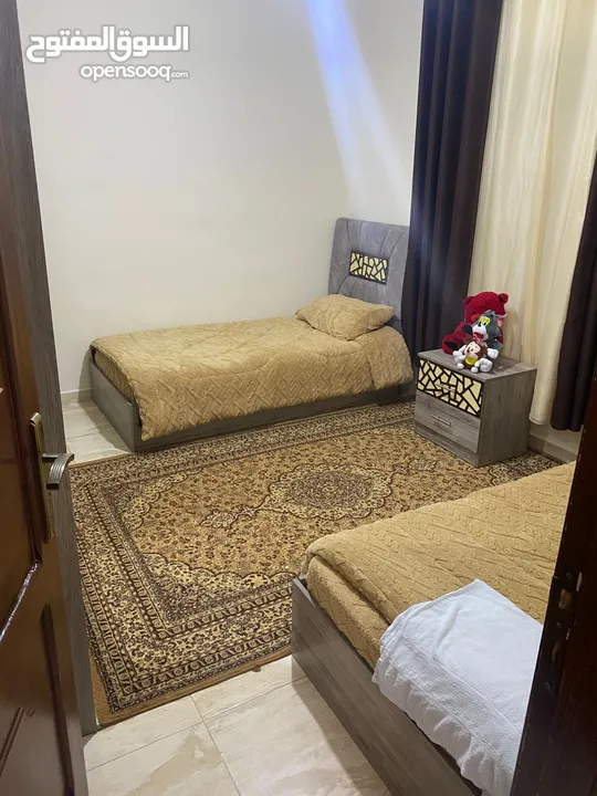 شقة للبيع بحي عدن بالقرب من دوار الجبالي قريب من الخدمات  متل مسجد سوبر ماركت مخابز منطقة حيوية