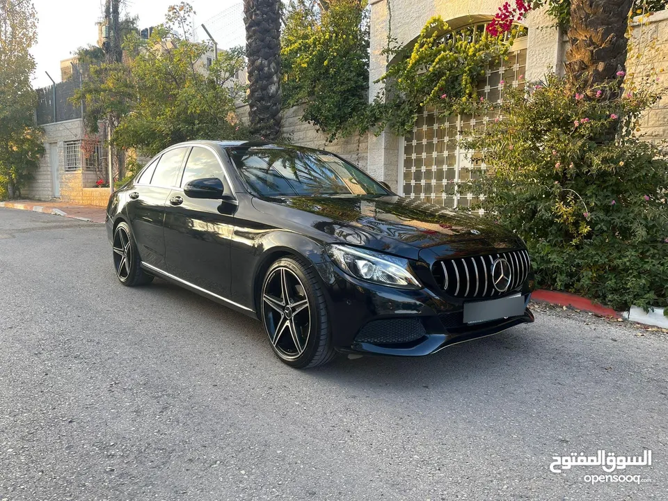 مرسيدس C200 بحالة ممتازة - استعمال قليل