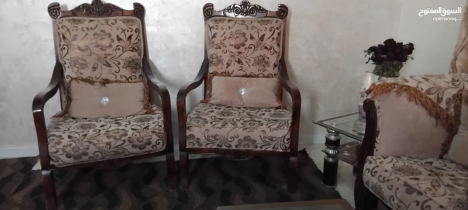 كنب للبيع استعمال بسيط شبه جديد  مع الطرابيزات