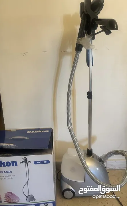 مكواة بخار ماركة benkon , سعة 2.1 لتر ، 1600 واط ، بحاله ممتازه استخدام بسيط مع علبتها