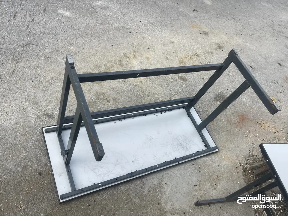 مقاعد وطاولات شبه جديد كميه كبيره