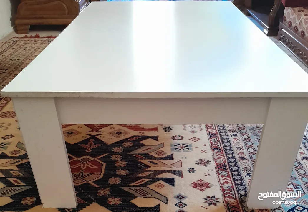 طاولة بيضاء  طول 1.67م عرض1م الارتفاع 50 سم
