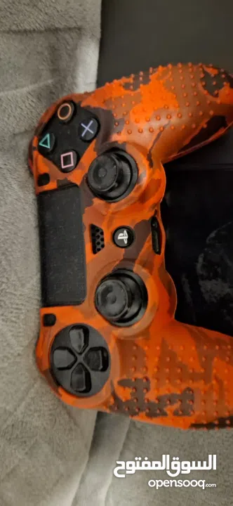 بلايستيشن 4 اول اصدار مع ايدين وحده خربانه ووحده لا الحمرا خربانة و السودا لا البلايستيشن بدها تنضيف