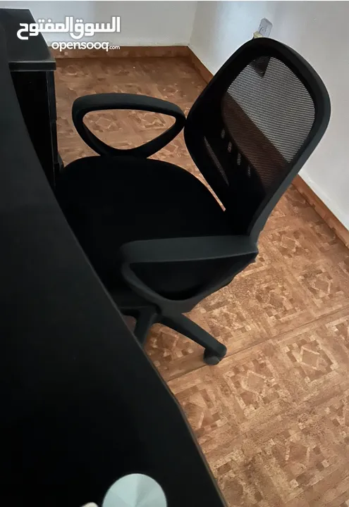 اثاث مكتب فاخر استعمال بسيط جدا - شبه جديد بسبب السفر