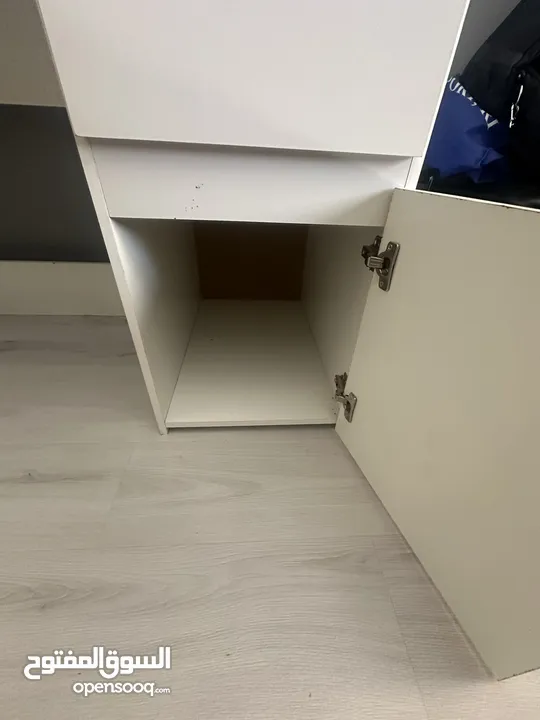 مكتب خشبي أبيض