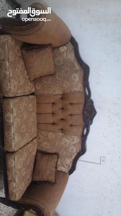 طقم كنب خشب ممتاز ولا يوجد فيه كسر ابدا وفرش جيد