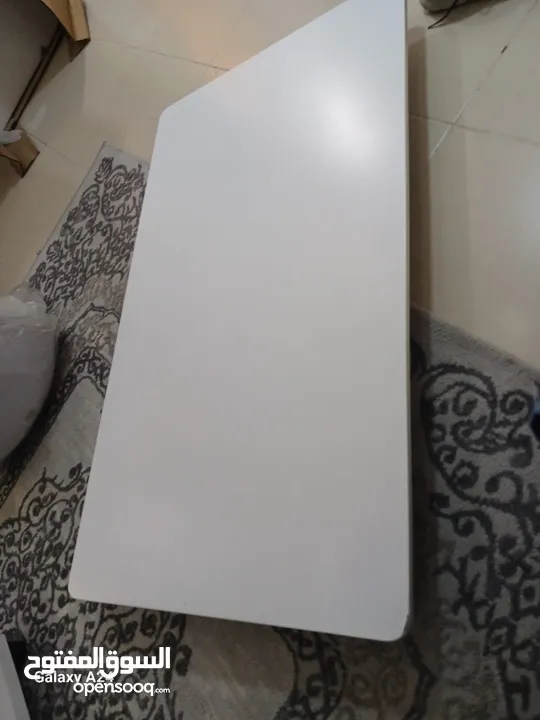 طاولة سفرة ابيض للبيع مطقوشة الزاوية اشي بسيط من دون كراسي