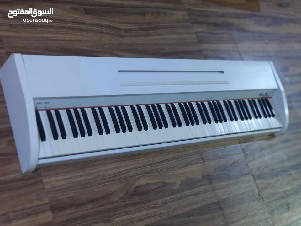 بيانو خشبي
