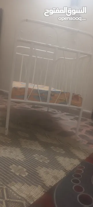 تخت حديد مستعمل مناسب للأولاد