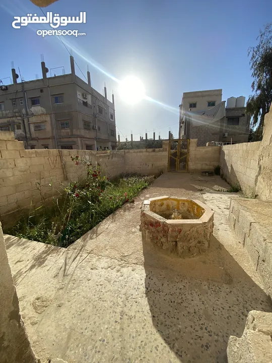 منزل مستقل طابقين مع ارض وحديقة مساحة الارض 1000 متر مربع . للتواصل واتساب : +905364503647