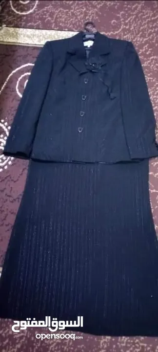 طقم ستاتي بحاله ممتازه بلبس مقاس 38   تنوره وجاكيت خط فضي منه وفيه بزبط لمناسبه أو عادي