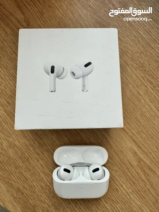 Apple AirPods Pro with Wireless Charging Case and Original EarTips ( only right earbud is working )