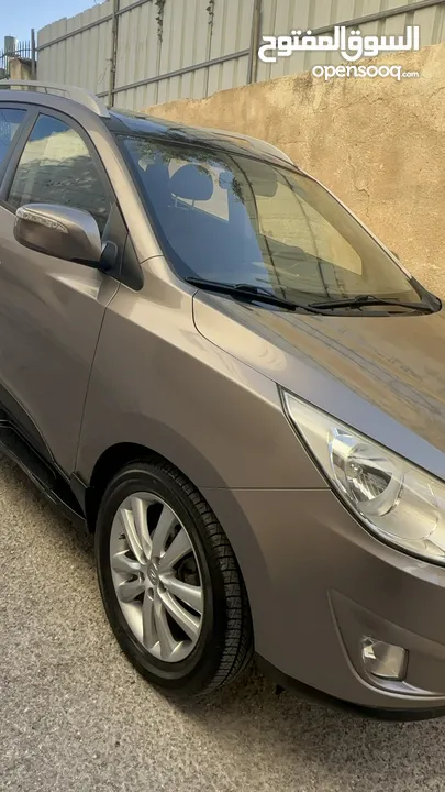 2009 ‏Hyundai توسان LX20 اربع ابواب، اللون فيراني، الكراسي جلد والسيارة 92,000 كيلو فقط وبحالة رائعة