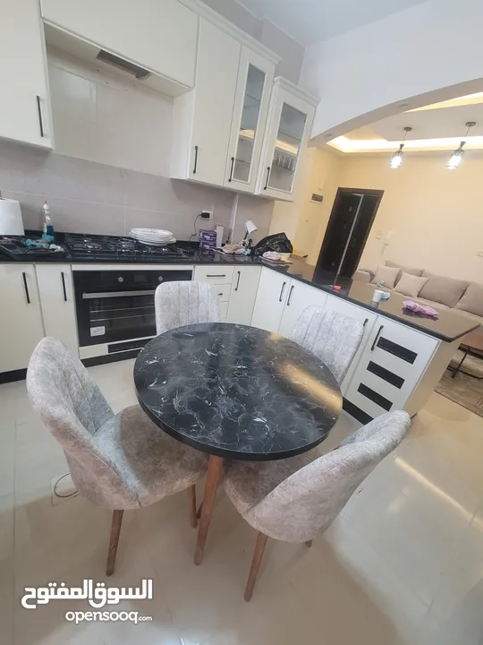 طاولات طعام مع 4 كراسي صناعة تركيا الاشكال المتوفرة مرفقة بالاعلان الكميه المتوفرة محدودة الارجل خشب