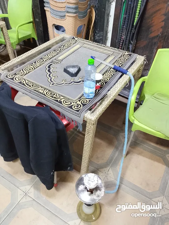 طاولات زجاج وبلاستك عدد6 مع كراسيهم بحالة جيدة يصلحن لمطعم أو للقهوة