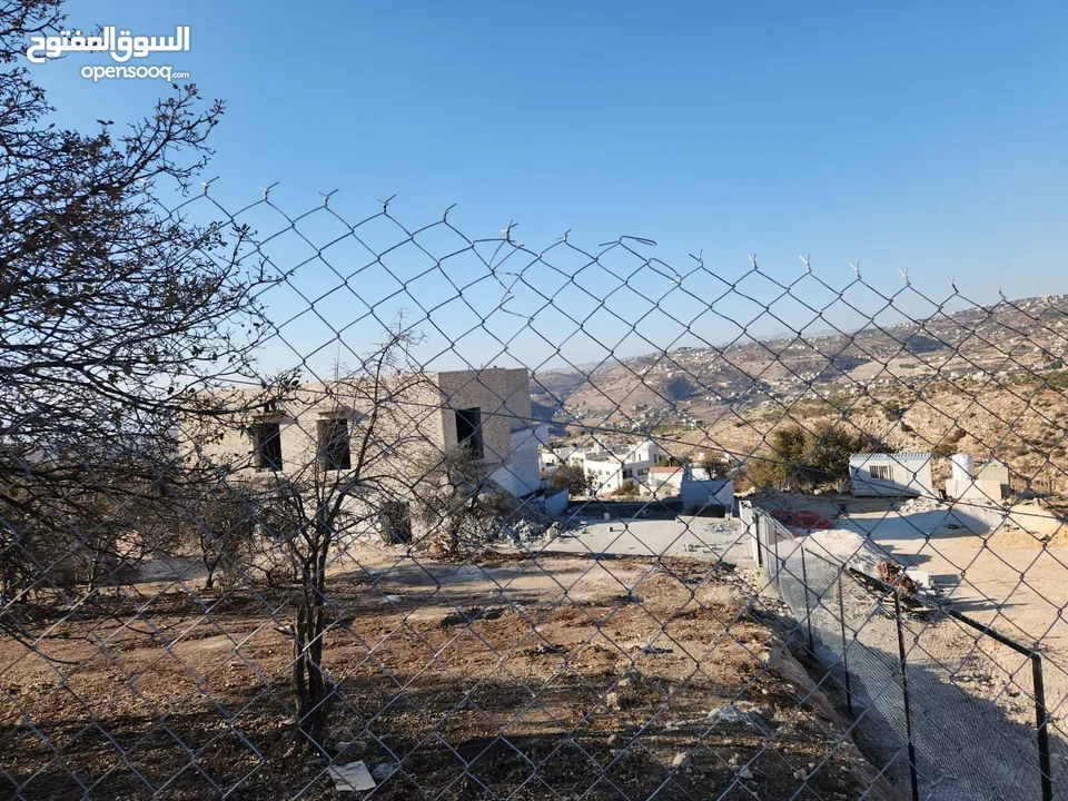ارض للبيع 1500م في ارجمل مناطق المملكه في ابو السوس حوض الدبه حيث الاطلالات العاليه