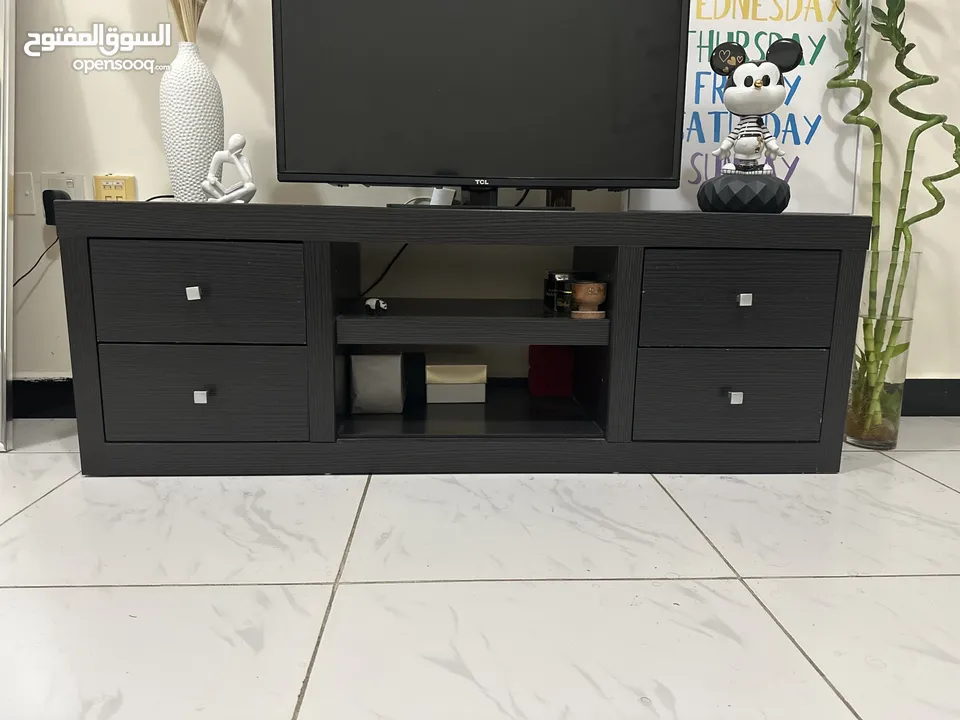 Tvunit with accessories