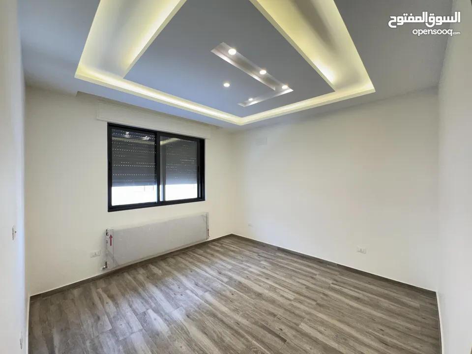 شقة مميزة طابق اول مساحة 214 م بتشطيبات مميزة باجمل مناطق رجم عميش مع بلكونات بنظام ترسات