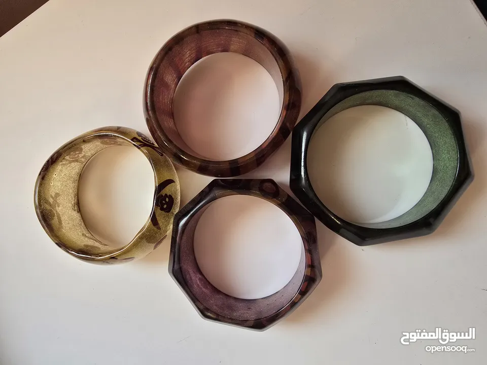 اساور زجاجية ملونة جميلة كبيرة