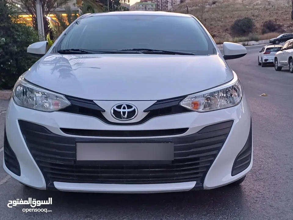 تويوتا يارس 2019   ماتور 1500cc بسعر 11500 دينار  الشكل الجديد فحص كامل 7 جيد بدون ملاحظات او قصعات