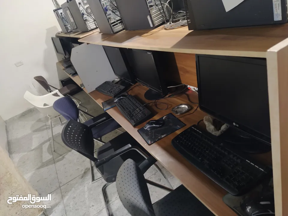 طاولة بلياردو و اجهزة كمبيوتر ... محل جاهز للبيع