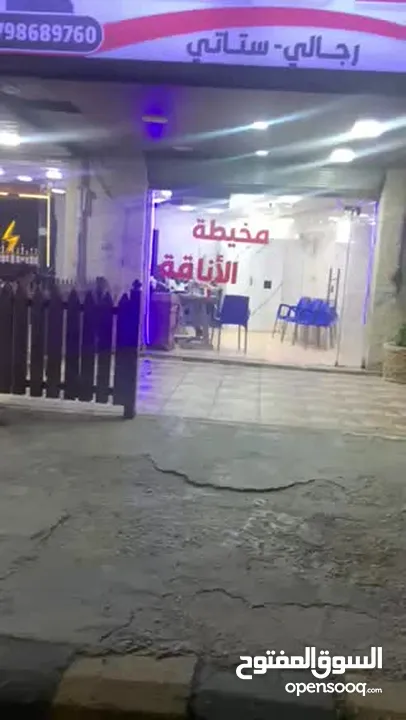 مخيطة للبيع مجهزة بلكامل من قارمات ومظلة وسور خارجي واجهة سكريت ومكيف فل انفيرتر وماكينات وغرفة مقاس