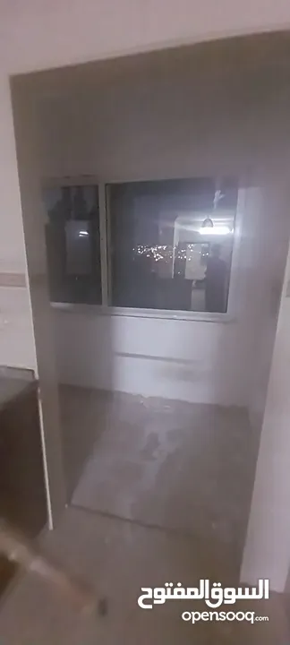 شقه سكنيه للبيع ويتوافر جميع الخدمات مثل سوبر ماركت وصيدليه وحلاق