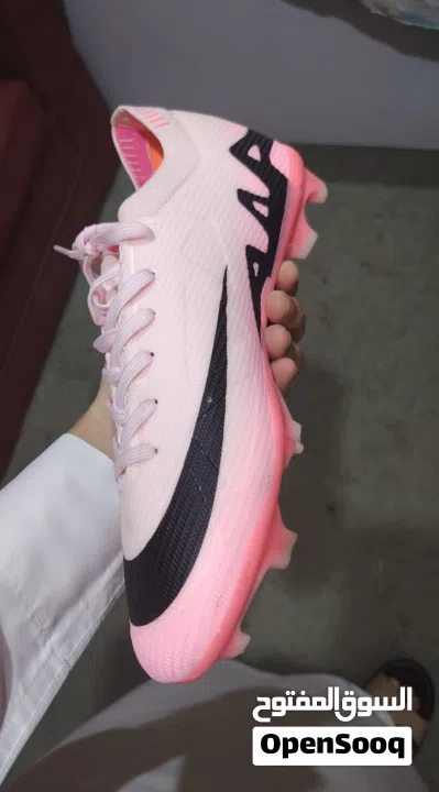 حذاء كرة اير زوم جديد