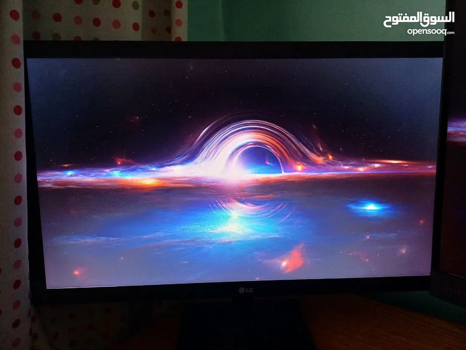 شاشتين مستعملات للبيع مع بعض BenQ MOBIUZ EX2710Q 27" QHD 1440p 165Hz, LG 24" IPS FHD 75Hz