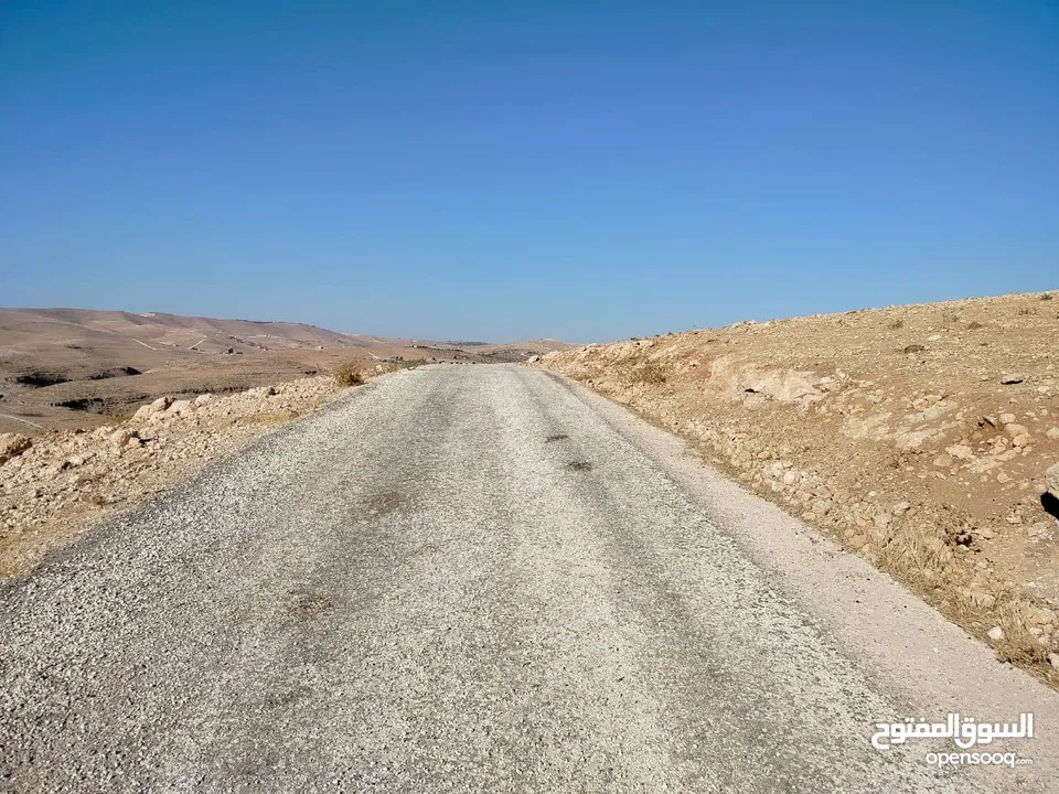 قطعة ارض 3دونمات ونصف فقط  مطلة ومرتفعه واصل جميع خدمات شرق جرش دحل