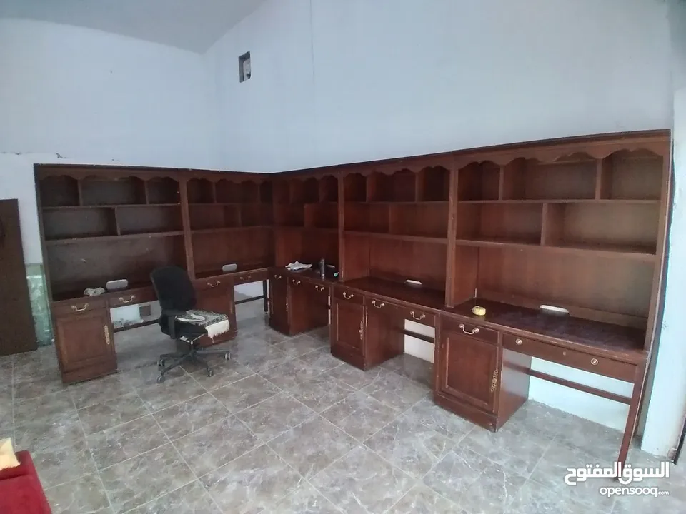 ديكور محل مستعمل عباره عن خزائن عدد5 . ورفوف زجاج وأعمدة تواجد عمان