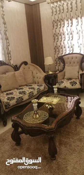 طقم كنب خشب زان للبيع مع البرادي بحاله الجديد