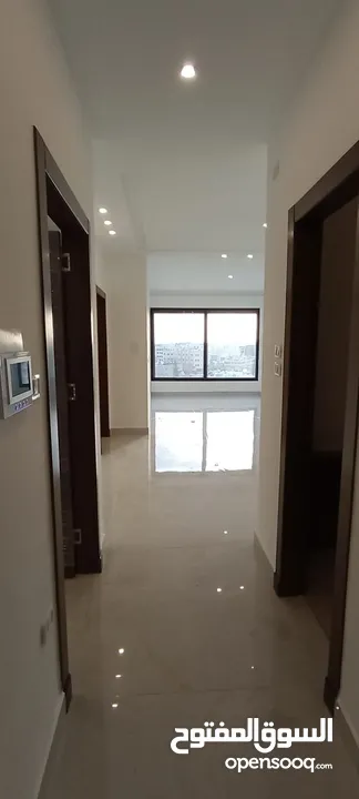 شقة جديدة طابق أرضي مساحة 135م2 للبيع في عمان منطقة الرابية بالقرب من شارع المدينة المنورة