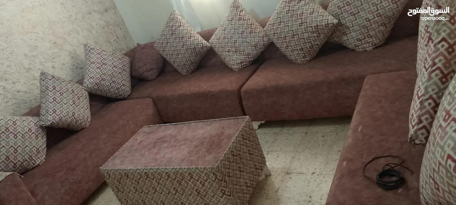 طقم كنب عدد 2 جديد استعمال اسبوع واحد البيع لسبب السفر السعر مناسب بحدود المعقول مع ممرات سجاد