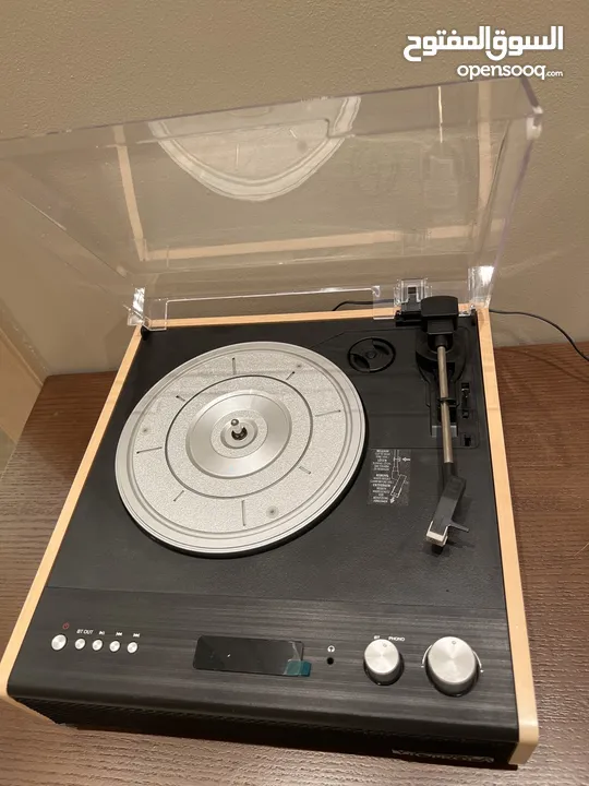 Victrola Eastwood TurnTable with Built in Speakers and Bluetooth