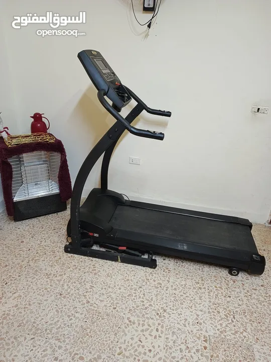 جهاز ركض " Treadmill " ماركة greenmaster  السعر قابل للتفاوض انحداري و يقيس ضربات القلب.