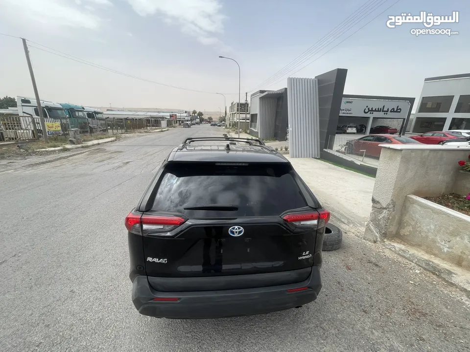 2021 TOYOTA RAV4, LE  بطاريه ليثيوووم السياره توب نضافه بصلاه على النبي