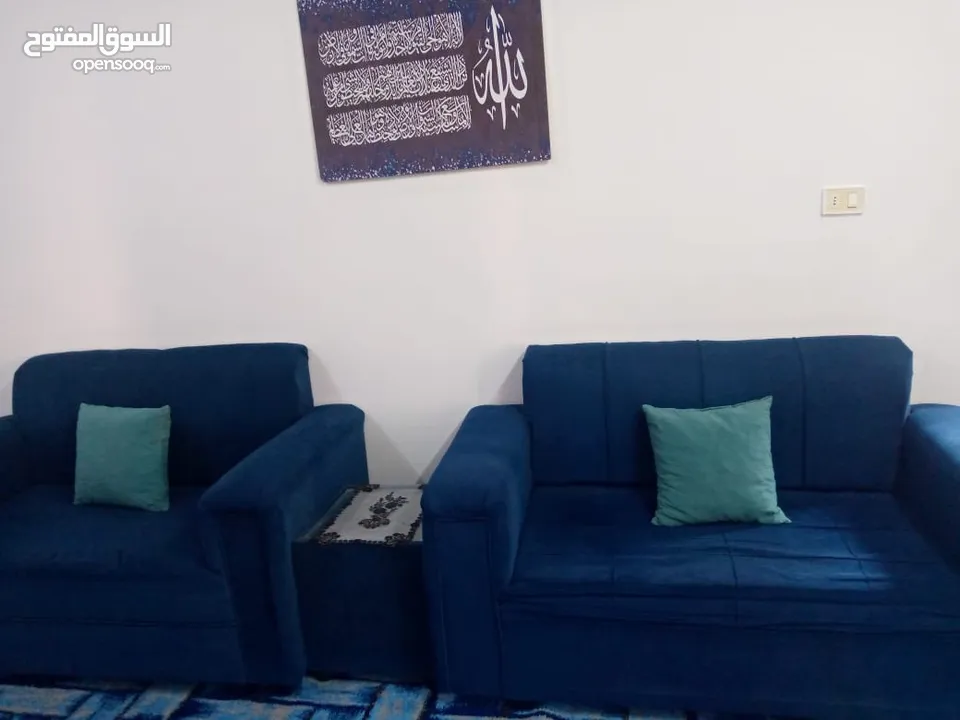 طقم كنب عشر مقاعد مع سجادة وثلاث طاولات وثلاث طربيزات خشب وبفة