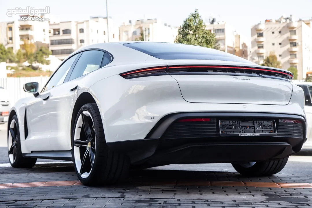 Porsche Taycan 2022  كهربائية بالكامل