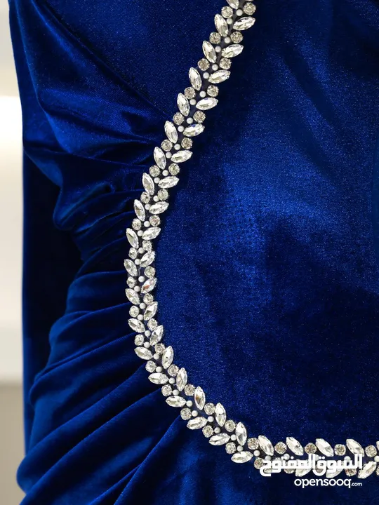 فستان سهرة أزرق مخمل راقي ، فخم و بحالة ممتازة ، مناسب للسهرات و الخطوبة و الأعراس .