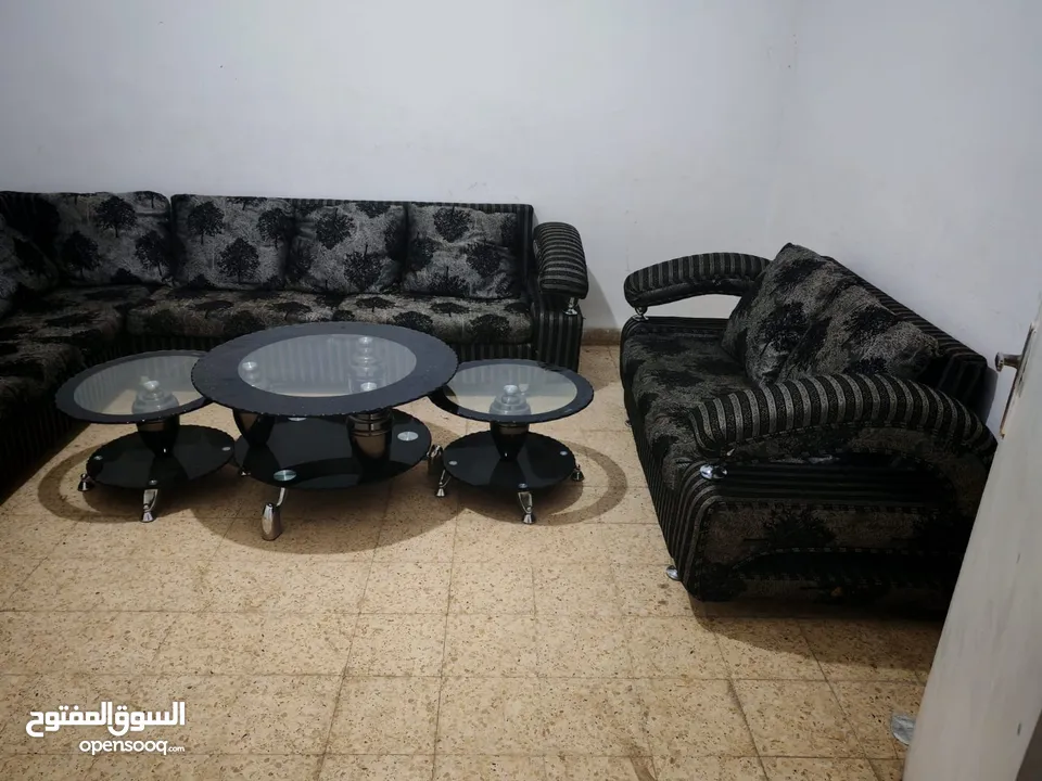 طقم كنب كورنر ثمانية مقاعد  تفصيل بحاله ممتازة وطقم الطاولات لا يشمل البيع