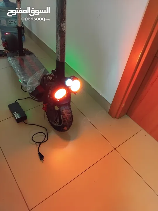 ELECTRIC SCOOTER WITH SEAT