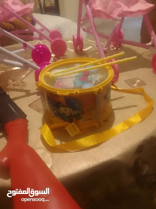 مجموعة زينة و   اواني بلاستيك لصب العصير و شمسية   و العاب اطفال