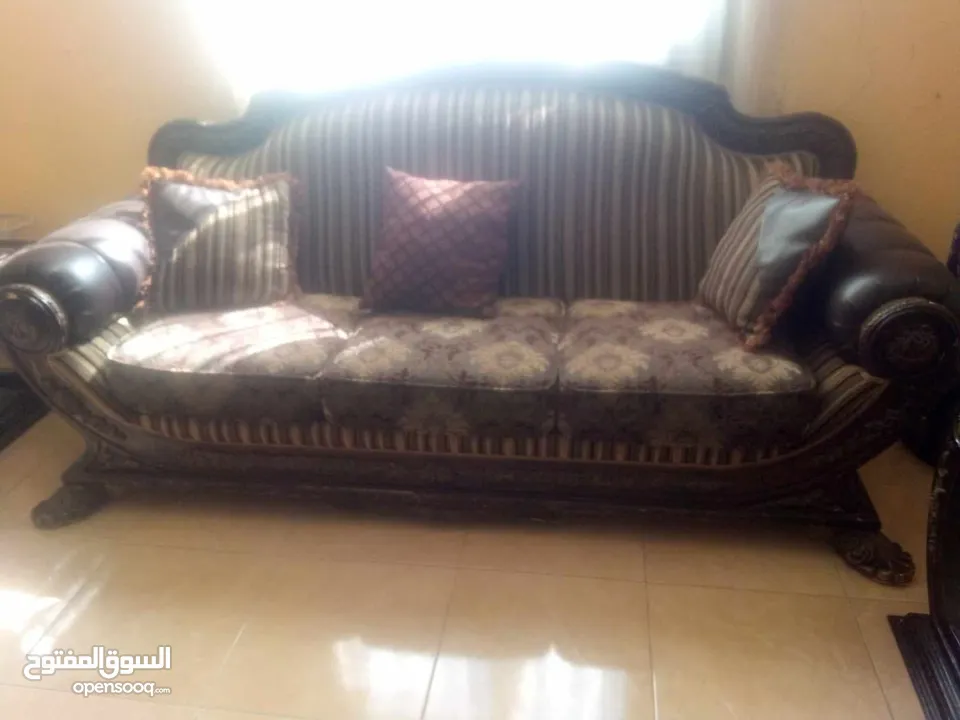 غرفة سفرة و بيرو و فضية وطقم كنب مع طاولات  مصري ثقيل بالصلاه على النبي مستعمل بس نضيف