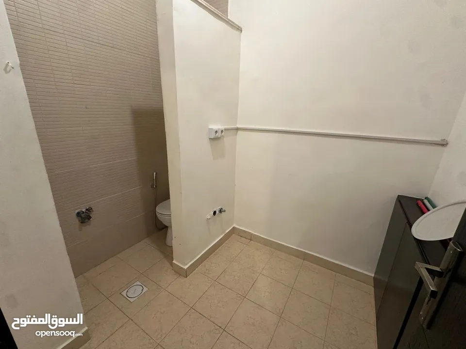 شقه غير مفروشه للأيجار في طريق المطار ( Property 40590 )-174899580