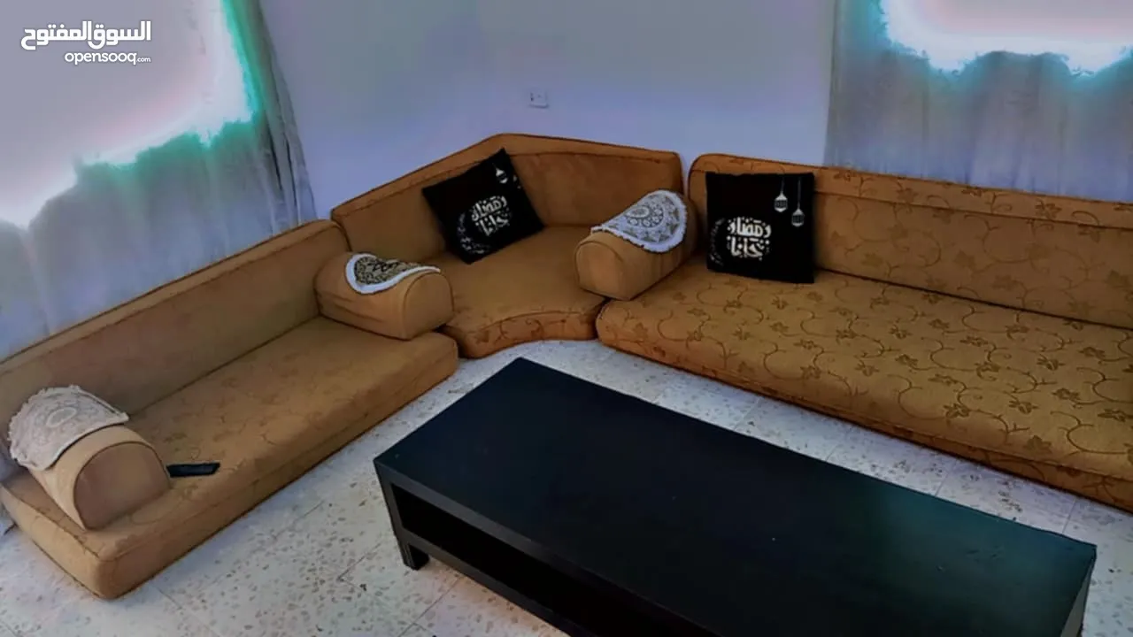 جلسه ارضيه تتكون من ثلاث فرشات زاويتين مع مساندهم والمراكي بحاله جيده جدا  للبيع بسعر 40دينار