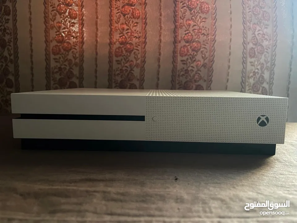 Used Xbox One S + 2 Controllers  + 5 Games (Fifa 21 & Forza) – Excellent Condition